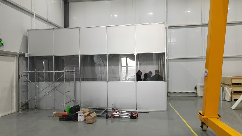 如何確保鋁塑板百級(jí)潔凈棚的氣流均勻性，避免局部污染？